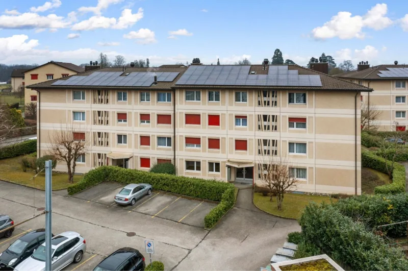 Façade et implantation d’un bâtiment photographiées en hauteur