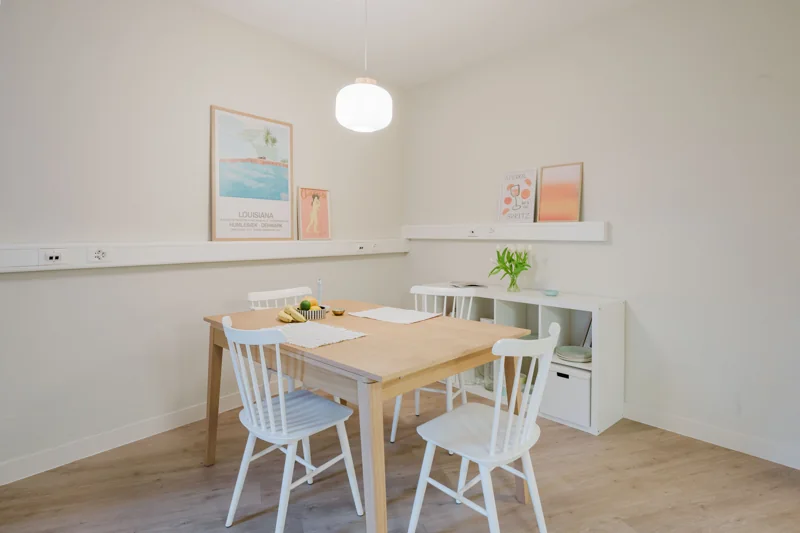 Salle à manger et table claire dans l’appartement à Onnens