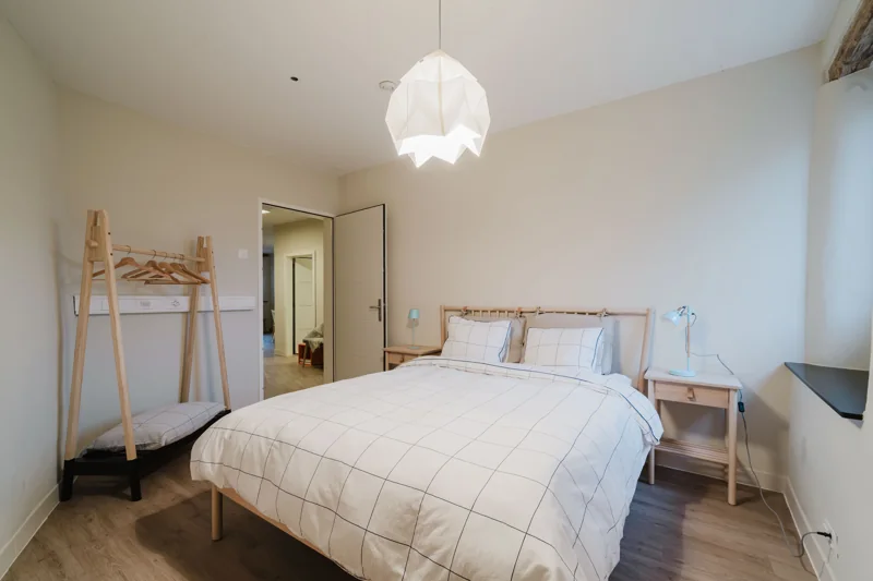 Chambre avec lit double et lumière naturelle