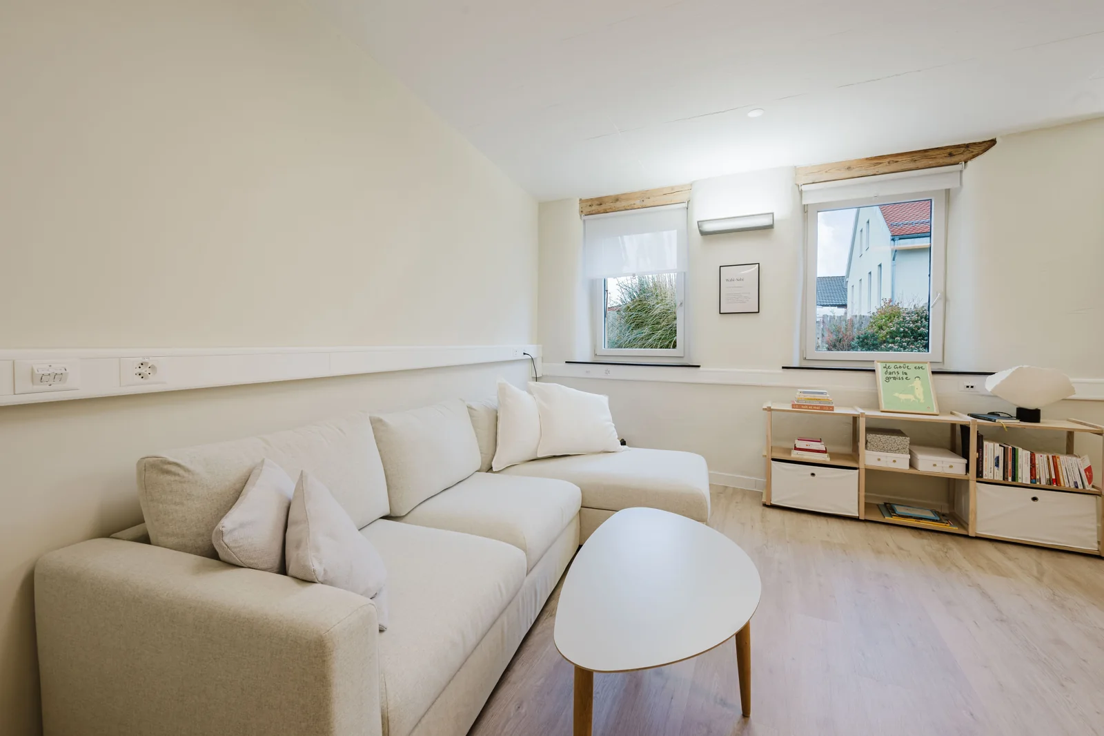 La lumière naturelle et les volumes d’un séjour dans un appartement à Onnens