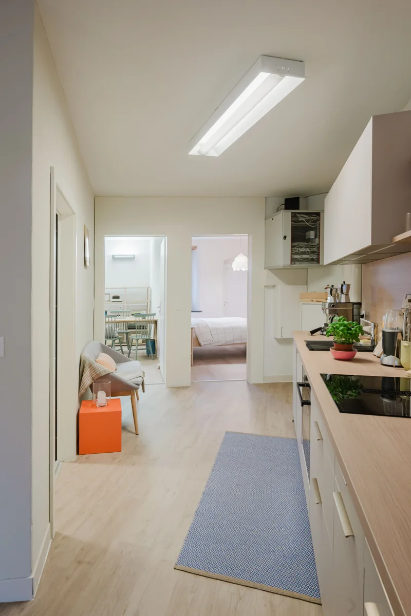 Perspective du couloir vers la cuisine et les pièces de l’appartement