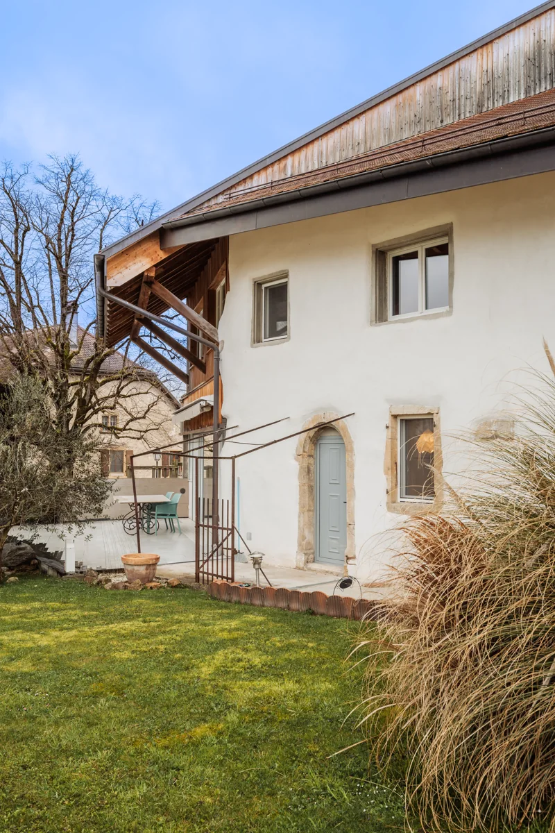 Entrée de la maison, jardin et façade photographiés depuis l’extérieur