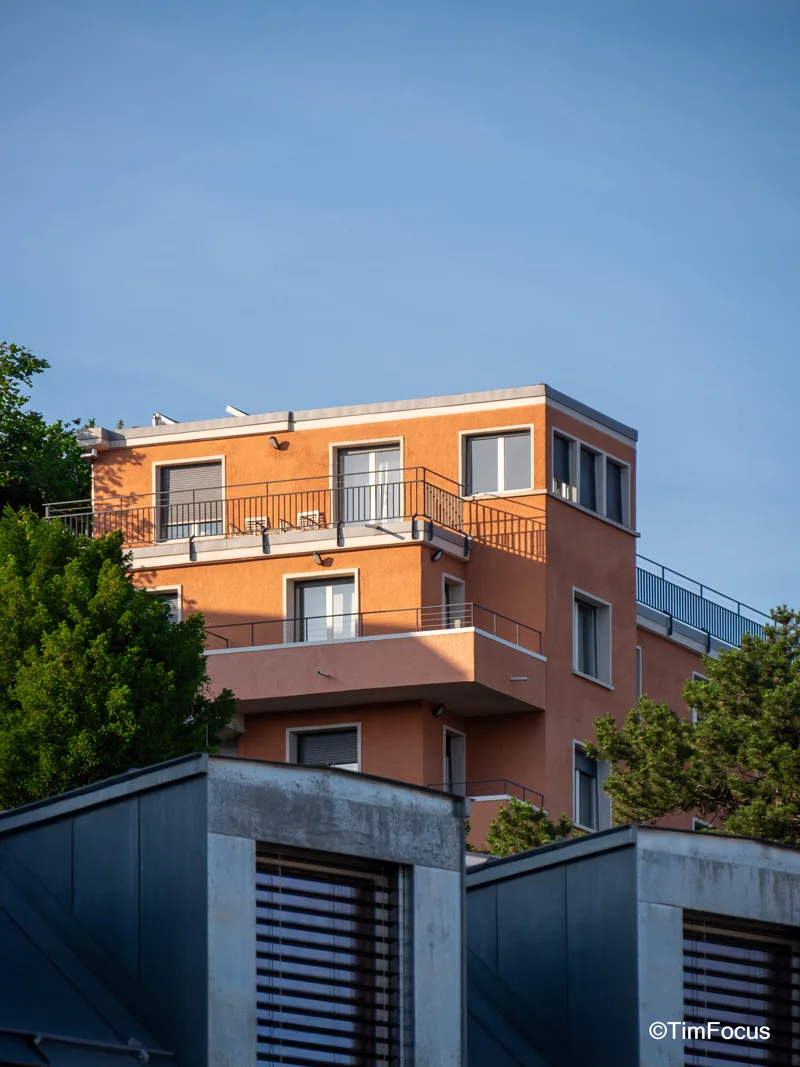 Façade d’un immeuble contemporain aux teintes orangées