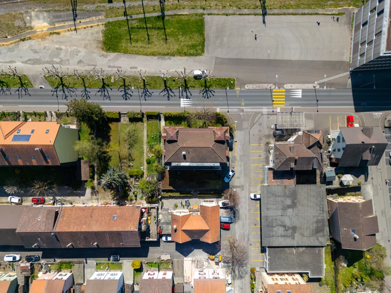 Vue aérienne de bâtiments et de leur environnement urbain