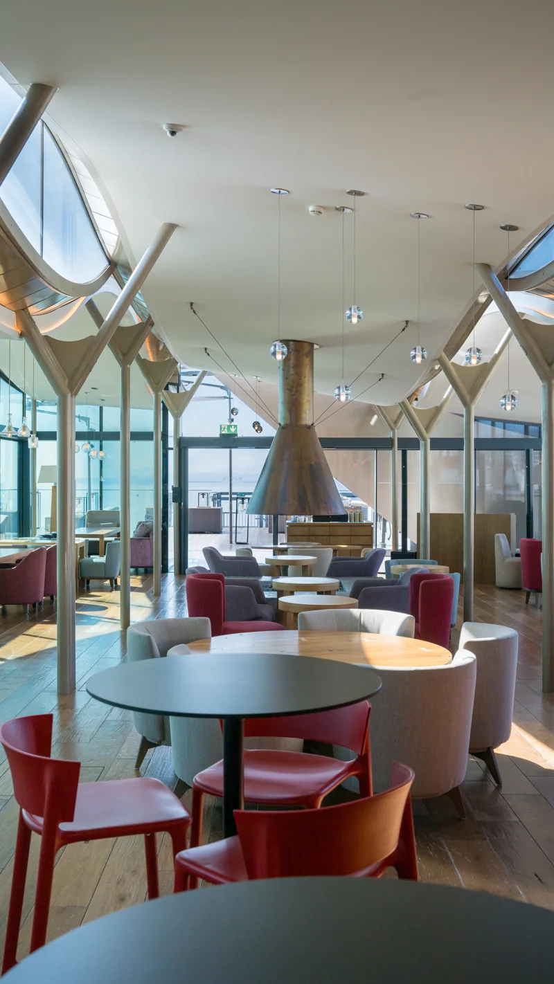 Tables et fauteuils dans un espace de restauration lumineux
