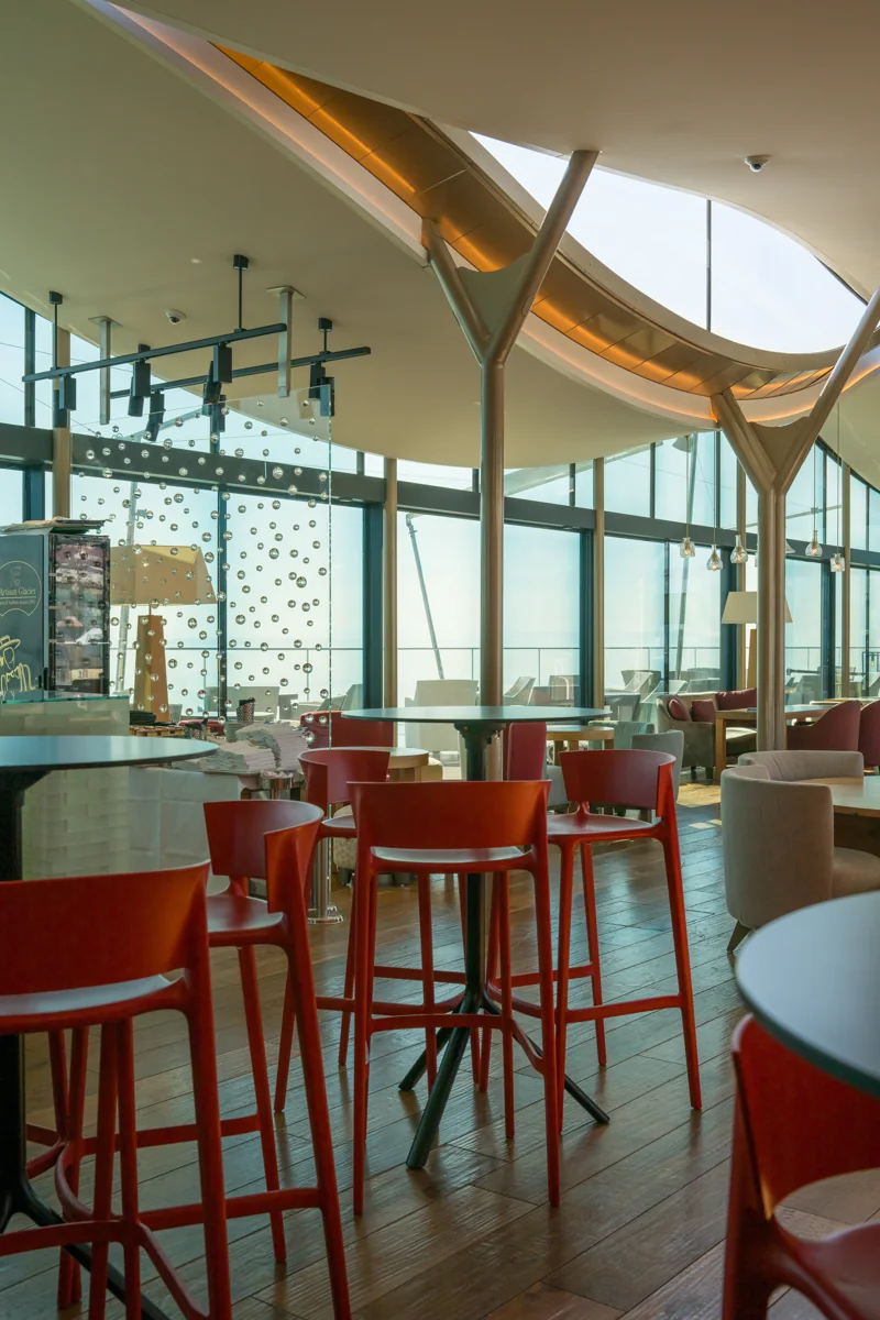 Architecture intérieure et chaises rouges dans un restaurant lumineux