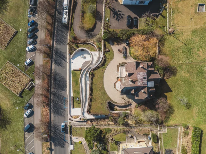 Vue aérienne d’un bâtiment aux lignes courbes et de son environnement